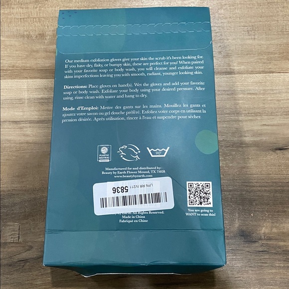 Beauty by Earth Medium Exfoliating Gloves - Picture 3 of 4